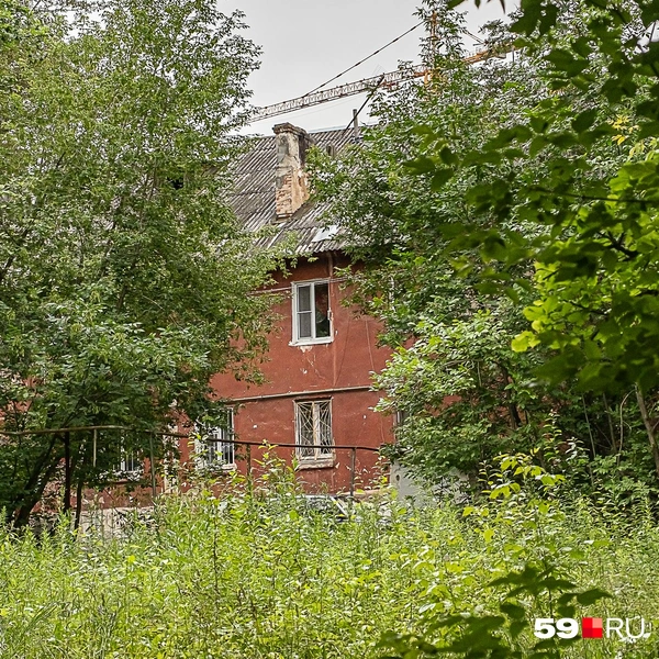 На таких «пятачках» сложно поверить, что совсем неподалеку несколько крупных ТРК: с одной стороны&nbsp;— «Планета», с другой&nbsp;— «Столица» | Источник: Василина Любимова / 59.RU