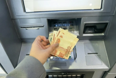 Полиция вернула пенсионерке деньги, украденные из банкомата