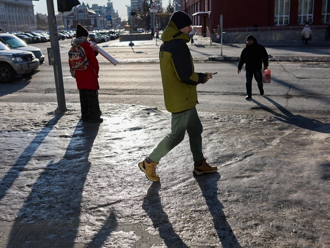 Пешеходные переходы также стали скользкими. | Источник: Александр Ощепков / NGS.RU