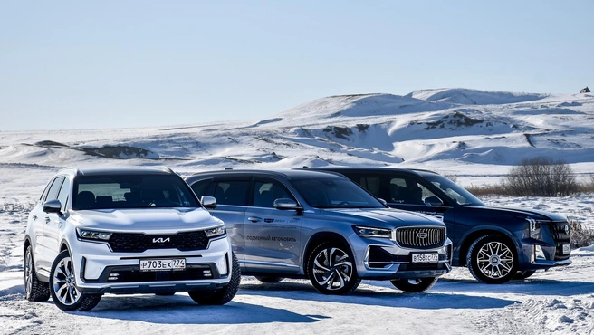 Geely Monjaro (в центре) скоро начнут выпускать на ГАЗе | Источник: Артем Краснов