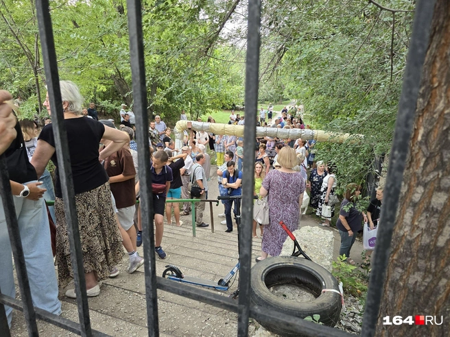 Инсталляция: люди за решеткой | Источник: Семен-Коротов Майбах / 164.RU