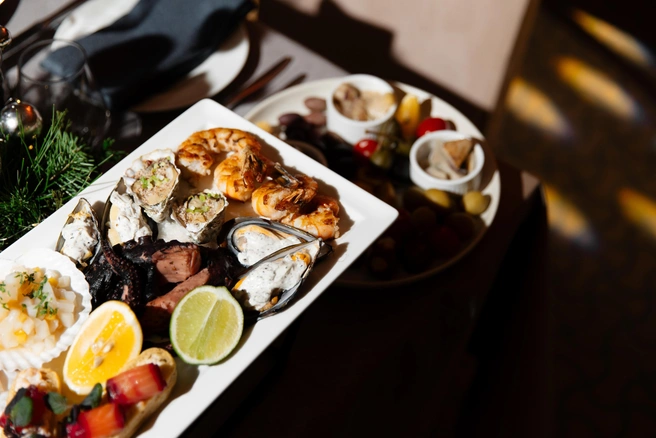 Разнообразие деликатесов на новогоднем столе восхитит даже самых искушенных гостей | Источник: Grand Autograph