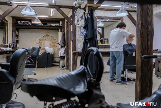 Пока мы беседуем с героем, внутри уже хозяйничает новый владелец и обсуждает свои планы с клиентами | Источник: Булат Салихов / UFA1.RU