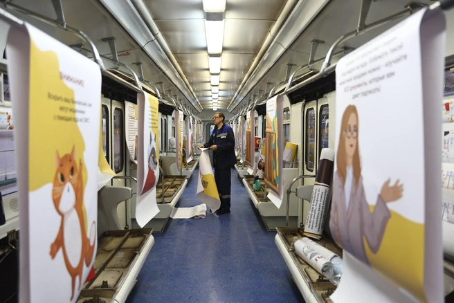 Сиденья для оклейки вагона приходится опускать | Источник: Александр Ощепков / NGS.RU