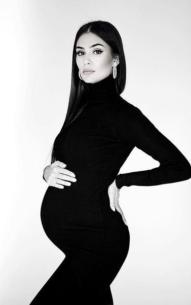 Еще не родила: глубоко беременная Анастасия Шубская делится кадрами стильной фотосессии