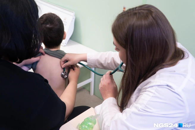 Внимание врача, как правило, нужно не только ребенку | Источник: Никита Шайхутдинов / NGS24.RU