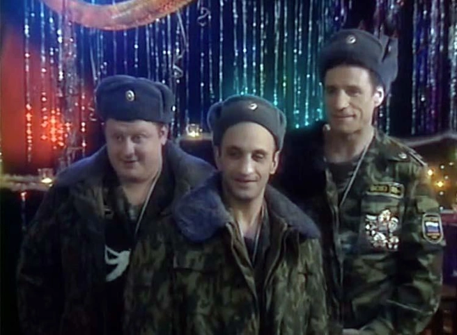 Первая заметная роль Абдулова — старослужащий Евсеев в сериале «Солдаты» | Источник: кадр из фильма «Солдаты. Новый год, твою дивизию!»