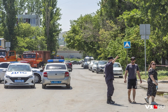 Зевак просят держаться от места ЧП подальше | Источник: Константин Завриков / V1.RU