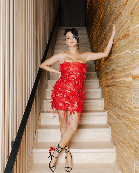 Горячая штучка: Селена Гомес отметила свой 31-й день рождения в сексуальном красном мини-платье с роскошным декольте