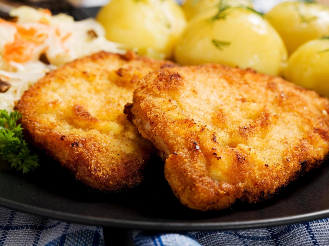 Свиные отбивные в панировке: сытный ужин, перед которым никто не устоит | marieclaire.ru