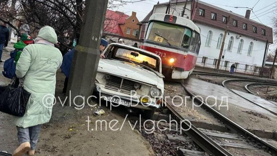 «Народ его вытолкал, и он уехал»: в Волгограде вылетевшая на рельсы «Волга» прервала движение трамвая