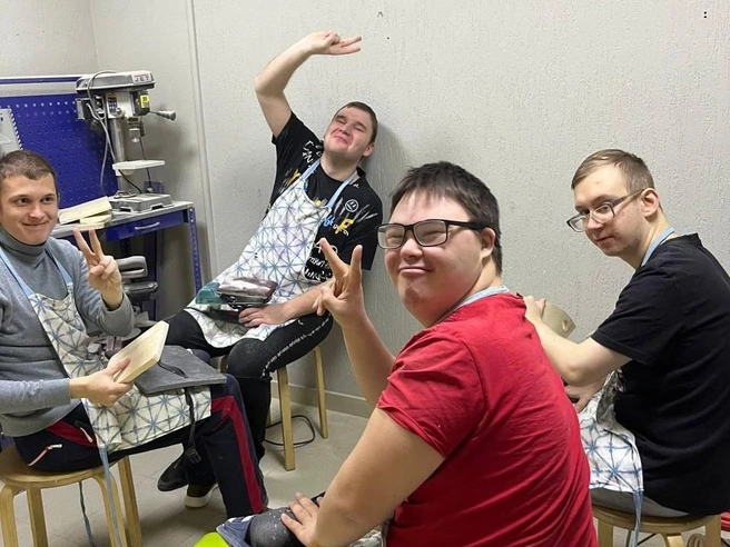 Изделия, которые подопечные делают в мастерской, продаются на ярмарках | Источник: АНО «Все дети могут»