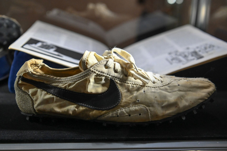 Пару старых кроссовок продали на Sotheby’s за полмиллиона долларов
