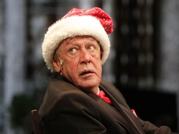 Михаил Ефремов побрился налысо перед премьерой спектакля «Без свидетелей» — видео из гримерки