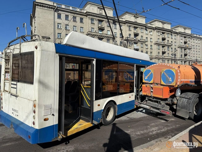 На Московском троллейбус сцепился со спецтехникой, на Савушкина ДТП остановило автобус | Источник: Валентин Егоршин / «Фонтанка.ру»