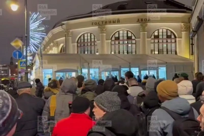 Очередь у Гостиного двора перед прямой линией Путина