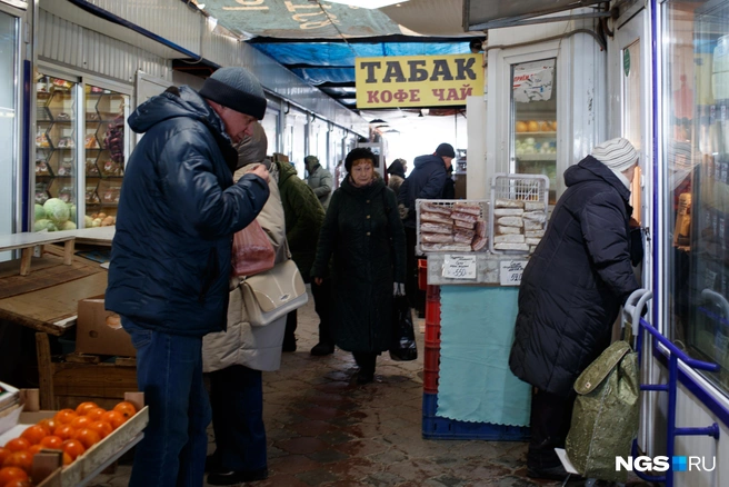 Атмосфера на рынке напоминает типичные точки в 90-х | Источник: Андрей Бортко / NGS.RU