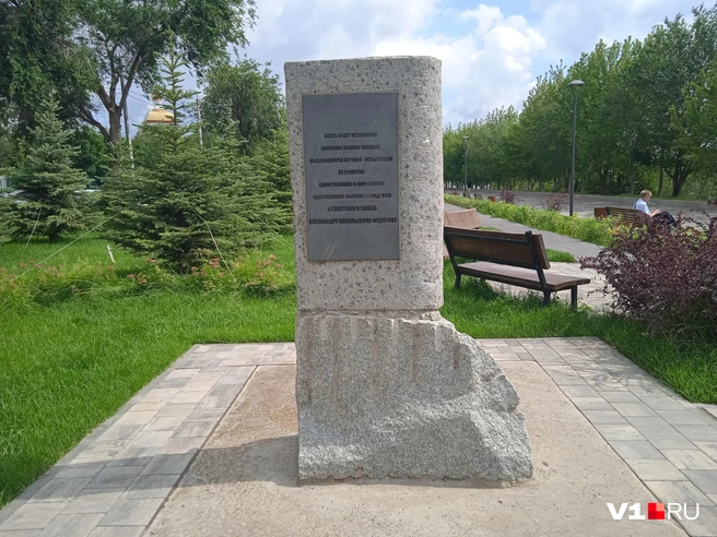 Во время благоустройства набережной пространство у памятника облагородили | Источник: Денис Гусаков / V1.RU