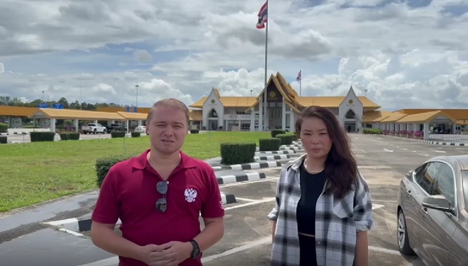 Сейчас девушка в руках сотрудников российского посольства | Источник: Посольство России в Таиланде / T.me