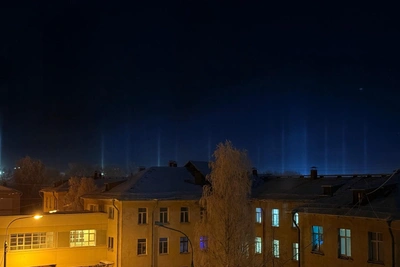 Unusual light pillars appear over Arkhangelsk