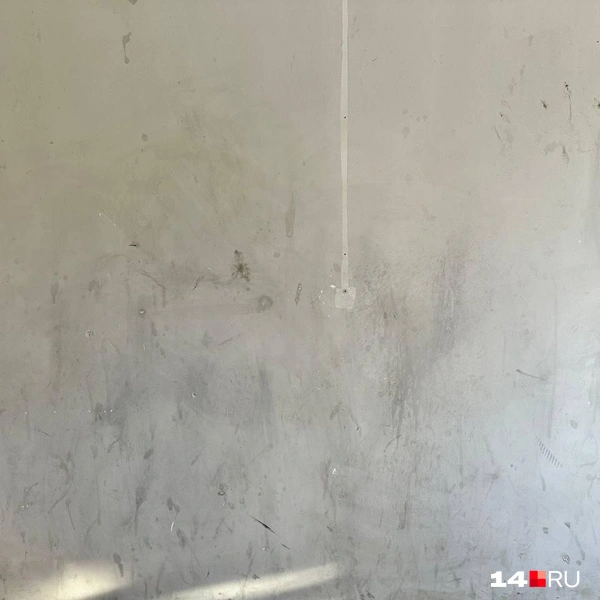 Стена вся в следах. Розетку вырвали | Источник: Илья Константинов / 14.RU
