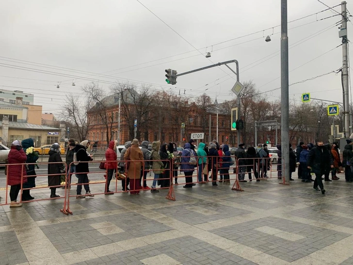 Желающих проститься с Виктюком очень много