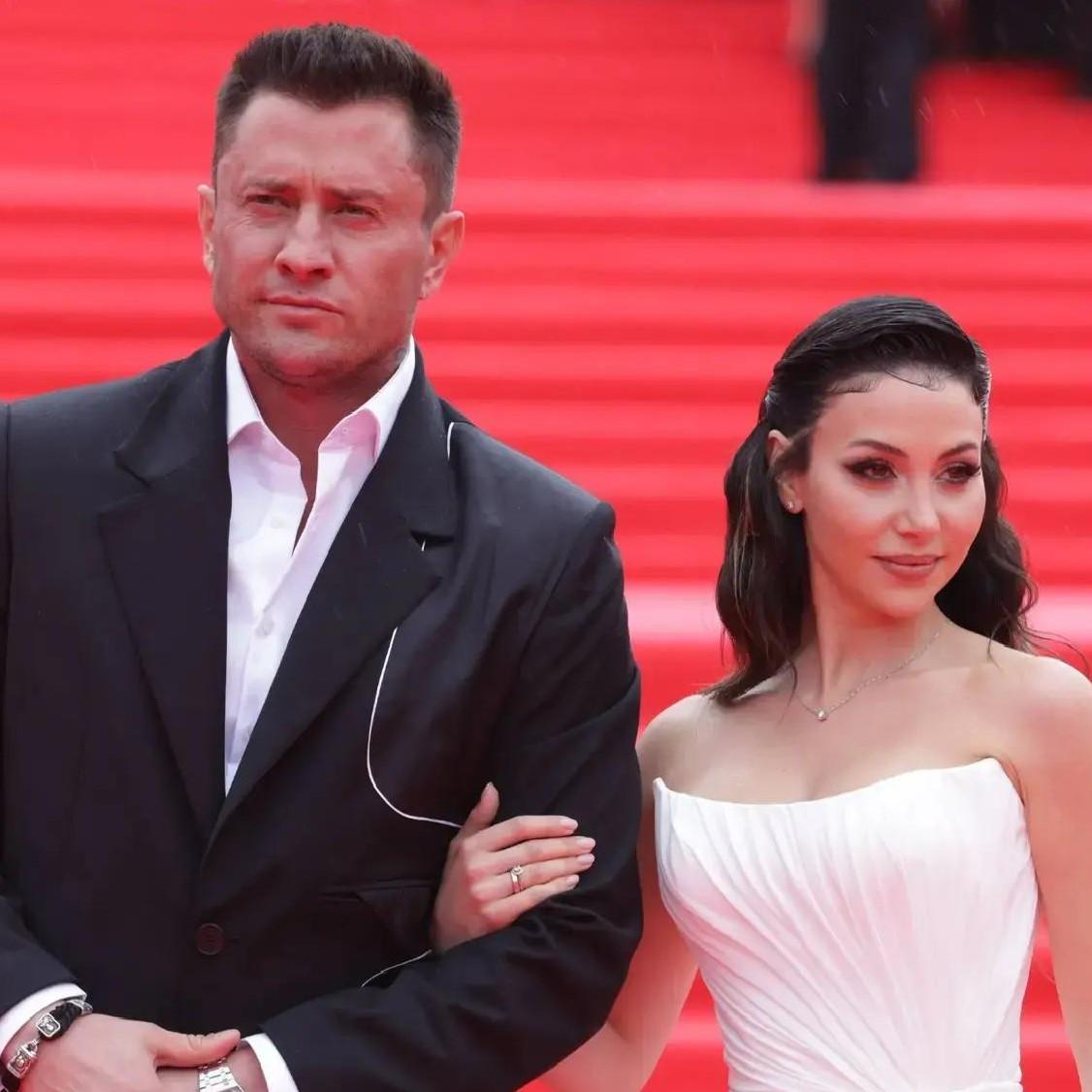 Прилучный подхватил подол Брутян, Климова красуется рядом со старшим сыном, Яглыч не отходит от жены: закрытие 48-го ММКФ