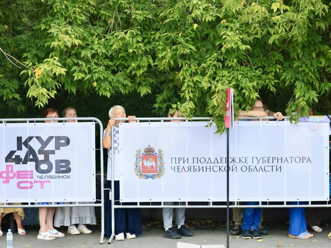 Даже высокие заборы не помешали театралам насладиться спектаклем | Источник: Михаил Шилкин