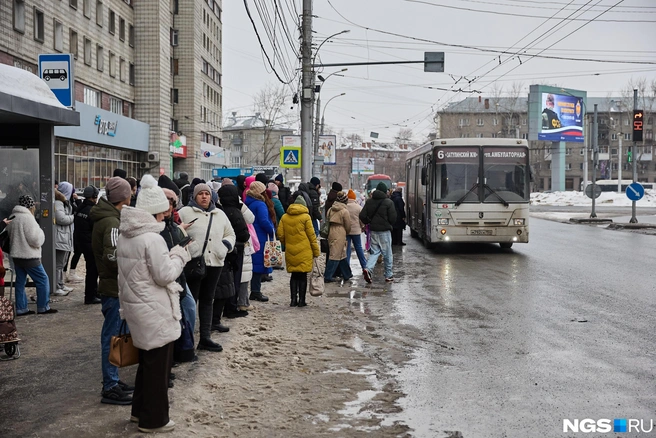 Пассажиры организуются в очередь, чтобы было удобнее | Источник: Александр Ощепков / NGS.RU