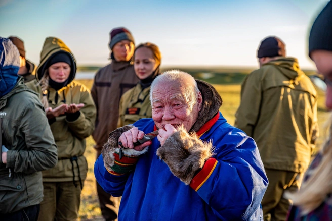 Есть сырое мясо — часть ненецкой культуры | Источник: Равиль Сафарбеков / Vk.com