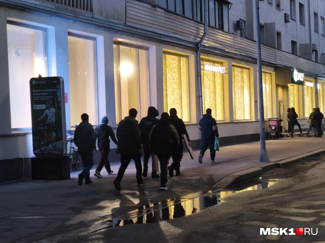 Толпы у метро, перекрытия и пробки из людей: как мусульмане в Москве отметили Ураза-байрам | Источник: Михаил Мечев / MSK1.RU