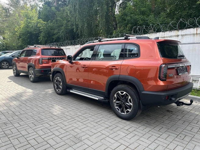 Слева — старый Haval, справа — новый, который дилер предоставил на замену | Источник: читатель / E1.RU
