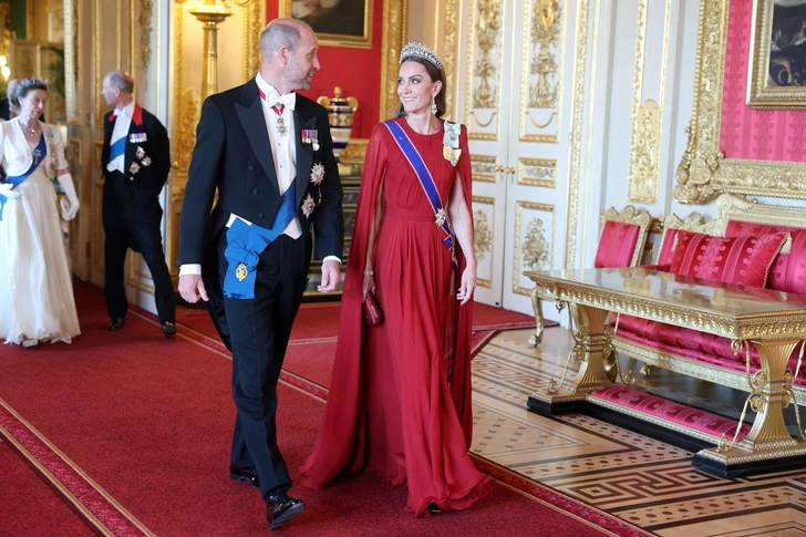 Модная дипломатия: Кейт Миддлтон в платье Givenchy и тиаре принцессы Дианы на банкете в честь Макрона | Источник: Getty Images