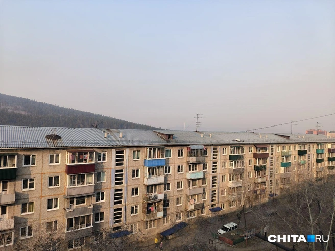 За пятиэтажкой находится сопка, но ее не видно из-за дыма | Источник: Руслан Симушин / CHITA.RU