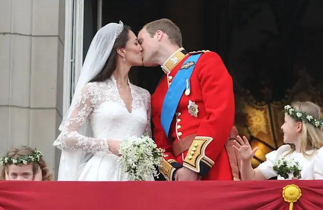 Молодые и счастливые: Кейт Миддтон и принц Уильям поделились ранее не публиковавшейся свадебной фотографией
