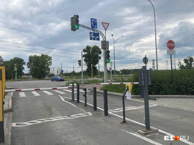 Для гостей предусмотрен отдельный заезд, но местные говорят, что посторонние здесь часто встречаются с ограничениями проезда | Источник: Анастасия Ивасишина / E1.RU