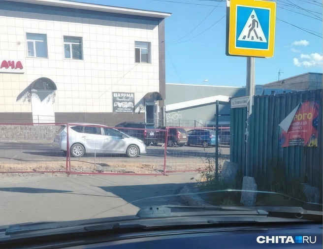 Провалившаяся часть асфальта до сих пор огорожена | Источник: очевидец