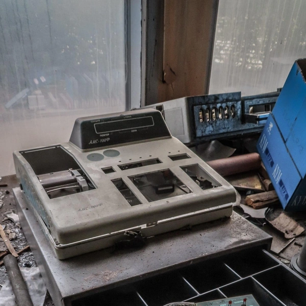 На столе оставили множество оборудования | Источник: stalker tour / T.me