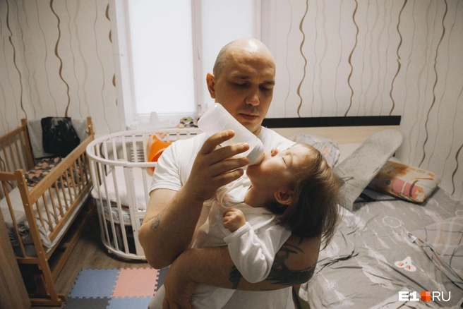 Родители сутками носят Тоню на руках, чтобы она не отставала в развитии | Источник: Кирилл Кушнов / E1.RU