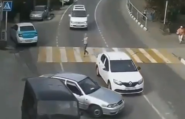 Фото №1 - Видео с автомобилем, который не врезается, не врезается, а потом все-таки врезается