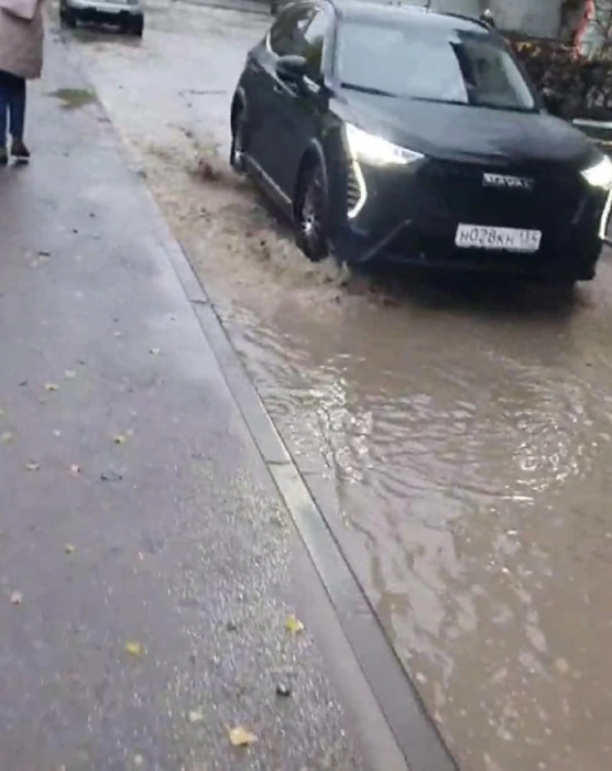 «Проход невозможен». В Волгограде ученики с трудом попали в гимназию из-за неработающей ливневки — видео | Источник: читатели V1.RU