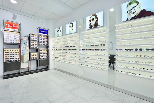 В салоне выделена отдельная зона под коллекции брендов Ray-Ban и Polaroid | Источник: «Фокус»