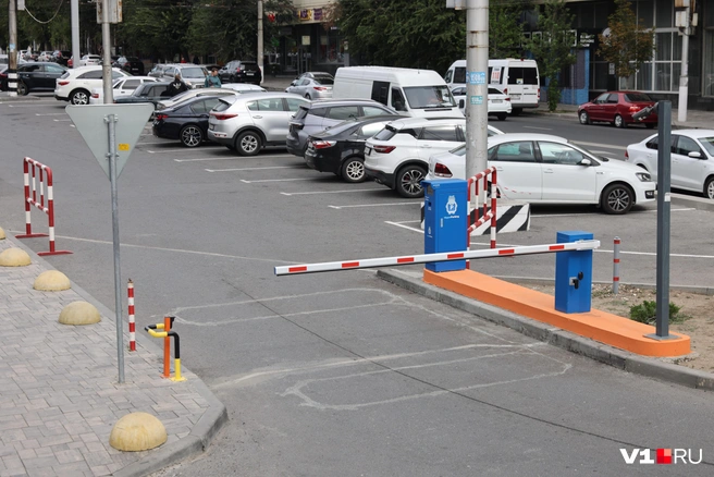 Возможность припарковать машину в Волгограде начали монетизировать даже торгово-развлекательные центры | Источник: Алексей Волхонский / V1.RU