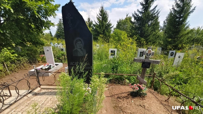 Асатуров покоится рядом с ушедшей супругой, которая умерла в 1996 году | Источник: Булат Салихов / UFA1.RU