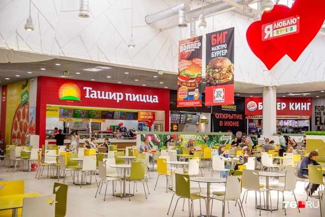 На фудкорте представлены популярные бренды | Источник: Кирилл Поверинов / 76.RU