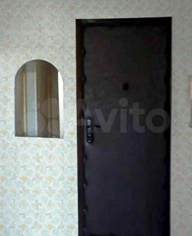 В прихожей разноцветные обои | Источник: «Авито»