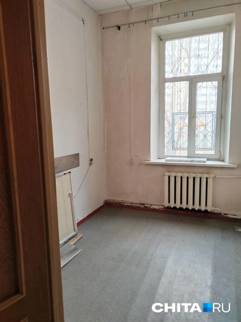 Встречаются в здании такие маленькие кабинеты | Источник: Дарья Кливенкова / CHITA.RU