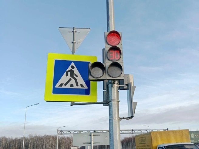 Светофор обзавелся дополнительной секцией. В Миндортрансе рассчитывают, что это обезопасит движение | Источник: roads74 / t.me