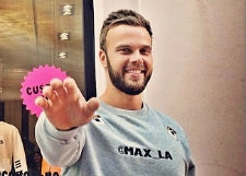 «Холостяк» Максим Чернявский примерил инстаграм-толстовку (запрещенная в России экстремистская организация)