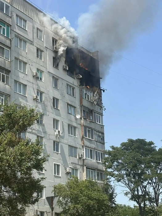При артобстреле в Днепропрудном снаряд влетел в квартиру многоэтажного дома | Источник: Евгений Балицкий / max.ru